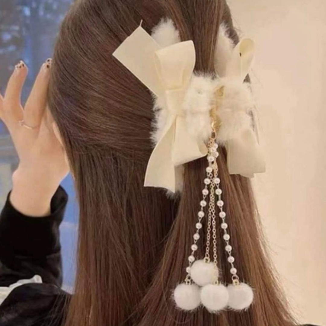 【人気】もこもこ　ヘアクリップ　リボン　バレッタ　ふわふわ　パール　白　秋冬 レディースのヘアアクセサリー(バレッタ/ヘアクリップ)の商品写真