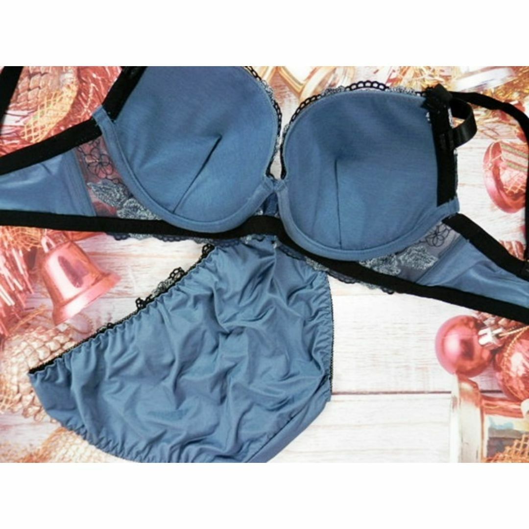 c077 F75/L ブラ＆ショーツセット 下着 青系 花柄刺繍 チャーム レディースの下着/アンダーウェア(ブラ&ショーツセット)の商品写真
