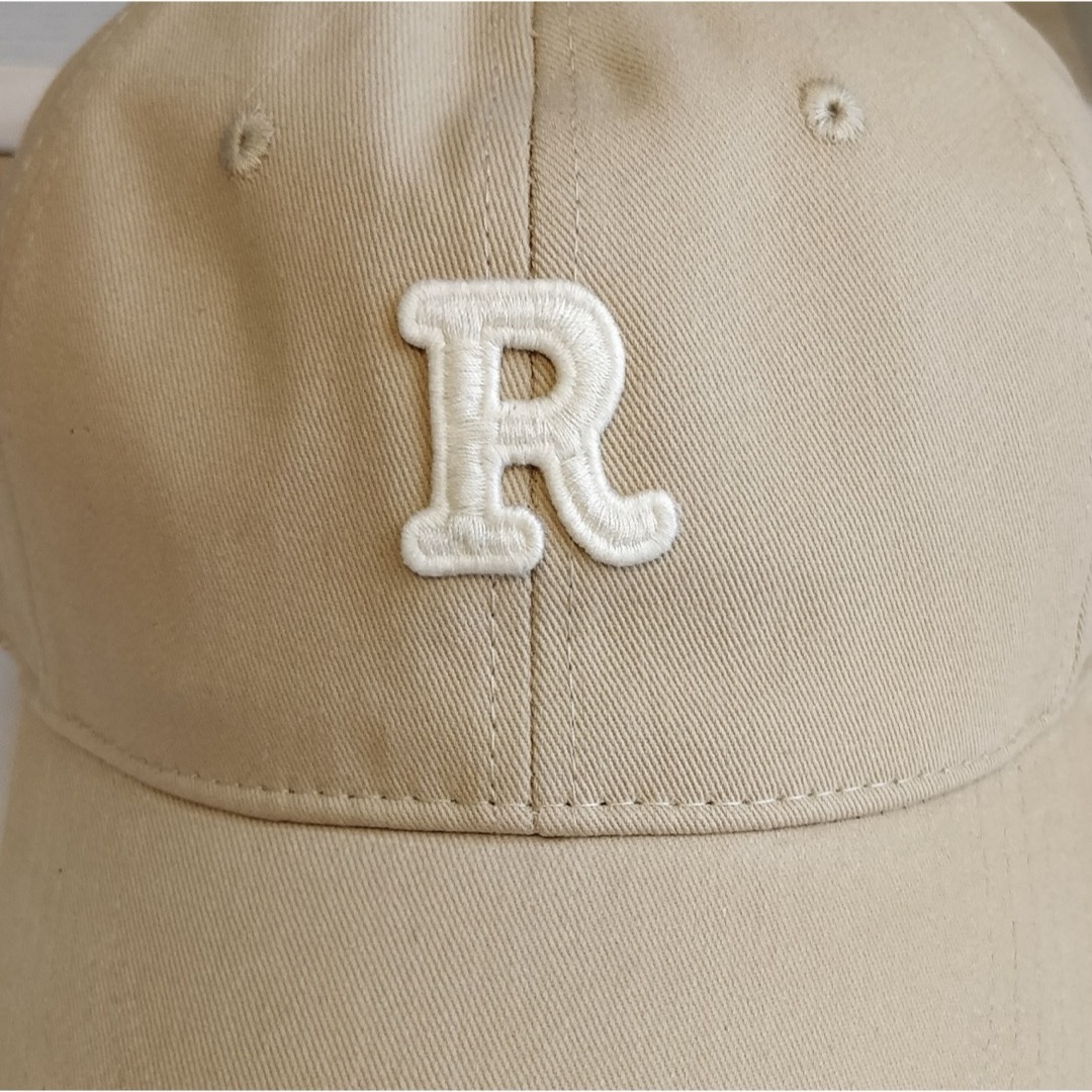 ロゴキャップ R キャップ ベージュ 帽子 韓国 小顔効果 UV防止 レディースの帽子(キャップ)の商品写真