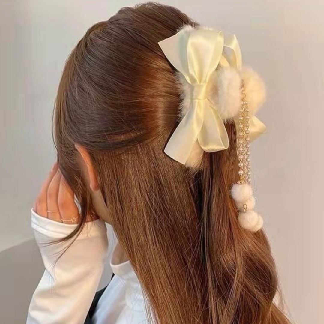 【人気】もこもこ　ヘアクリップ　リボン　バレッタ　ふわふわ　パール　白　秋冬 レディースのヘアアクセサリー(バレッタ/ヘアクリップ)の商品写真