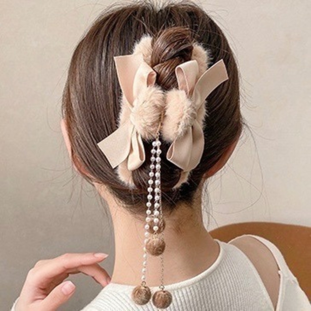 【人気】もこもこ　ヘアクリップ　リボン　バレッタ　ふわふわ　パール　ベージュ レディースのヘアアクセサリー(バレッタ/ヘアクリップ)の商品写真