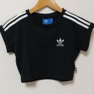 アディダス(adidas)のadidas ショート丈 Tシャツ(Tシャツ(半袖/袖なし))