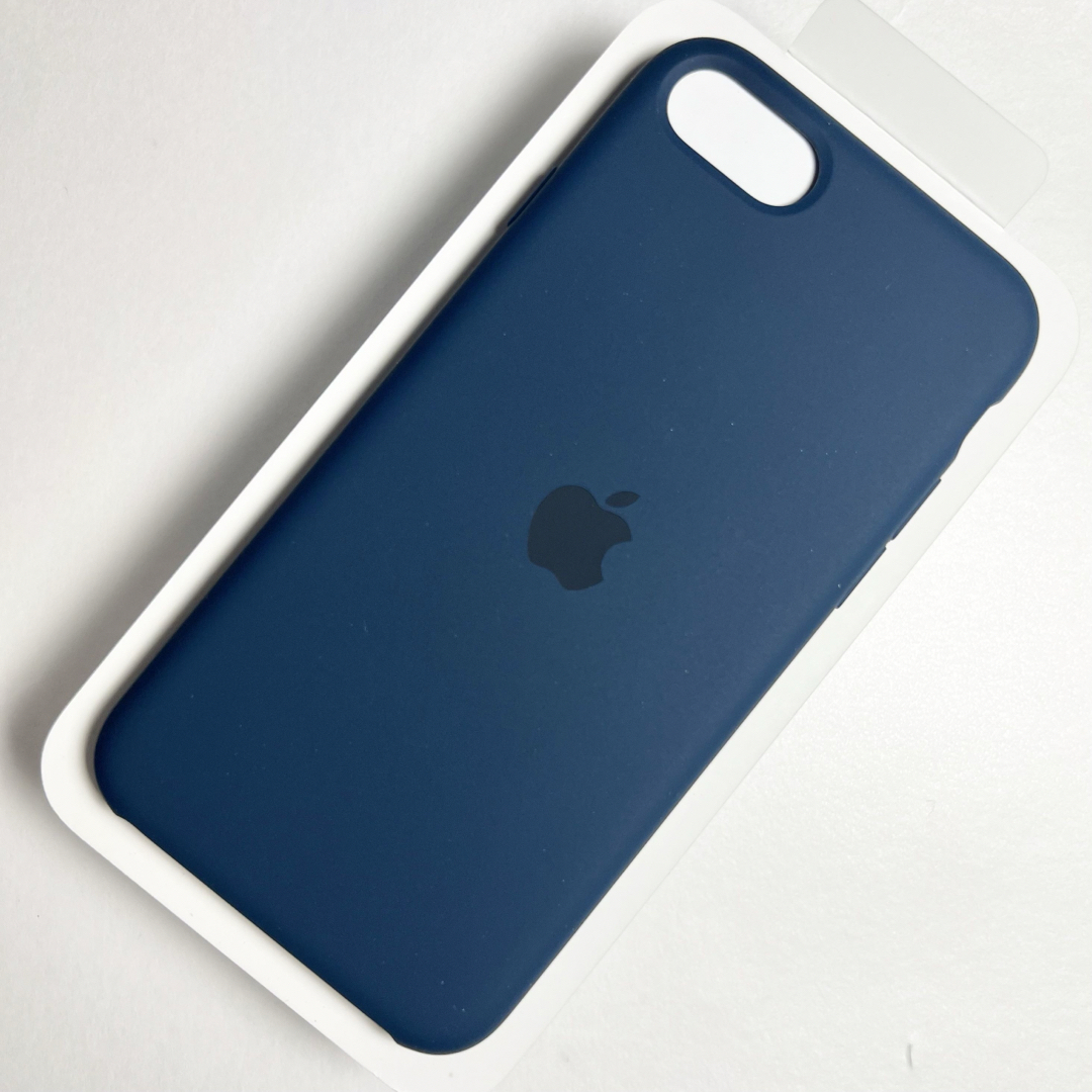 Apple(アップル)のアップル純正 iPhone SE / 8 / 7 シリコンケース アビスブルー スマホ/家電/カメラのスマホアクセサリー(iPhoneケース)の商品写真