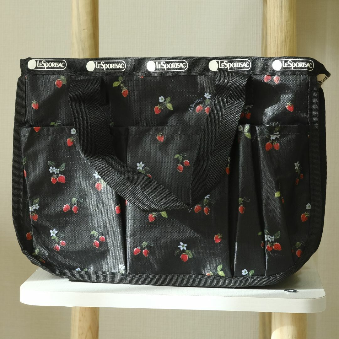LeSportsac(レスポートサック)のレスポートサック　トート型ボックス いちご柄 レディースのバッグ(トートバッグ)の商品写真