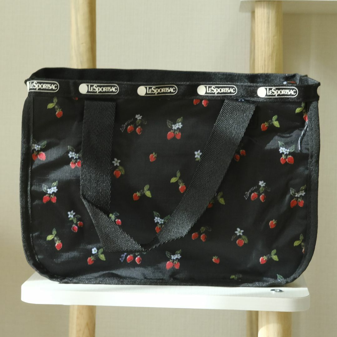 LeSportsac(レスポートサック)のレスポートサック　トート型ボックス いちご柄 レディースのバッグ(トートバッグ)の商品写真