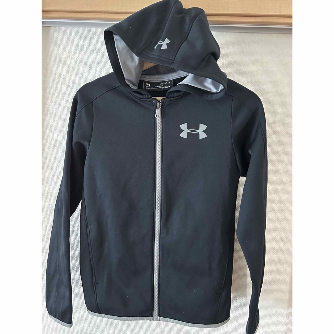 UNDER ARMOUR(アンダーアーマー)のUNDER ARMOUR アンダーアーマー パーカー ジュニア150【美品】 キッズ/ベビー/マタニティのキッズ服男の子用(90cm~)(ジャケット/上着)の商品写真