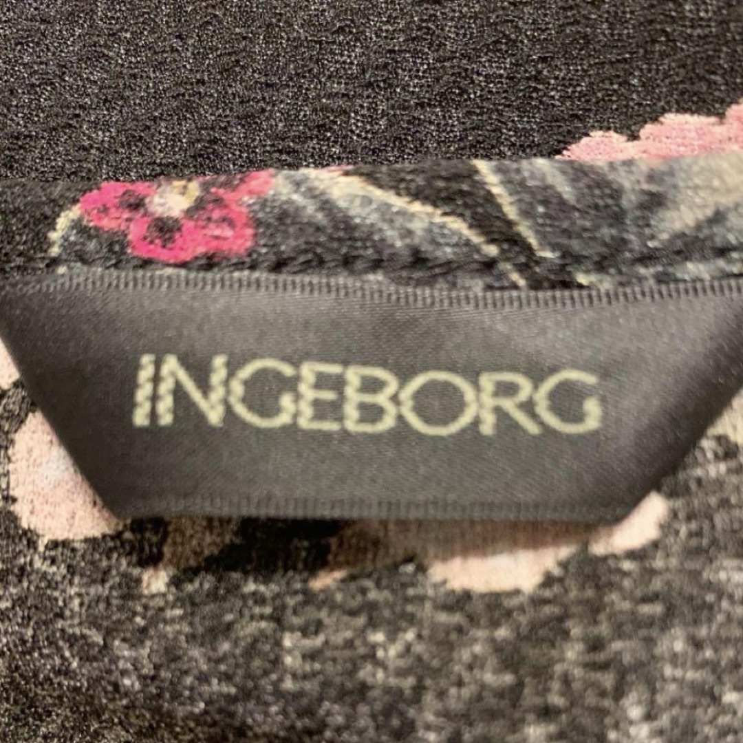 INGEBORG(インゲボルグ)のINGEBORG   黒花柄ブラウス　未使用品 メンズのトップス(Tシャツ/カットソー(半袖/袖なし))の商品写真