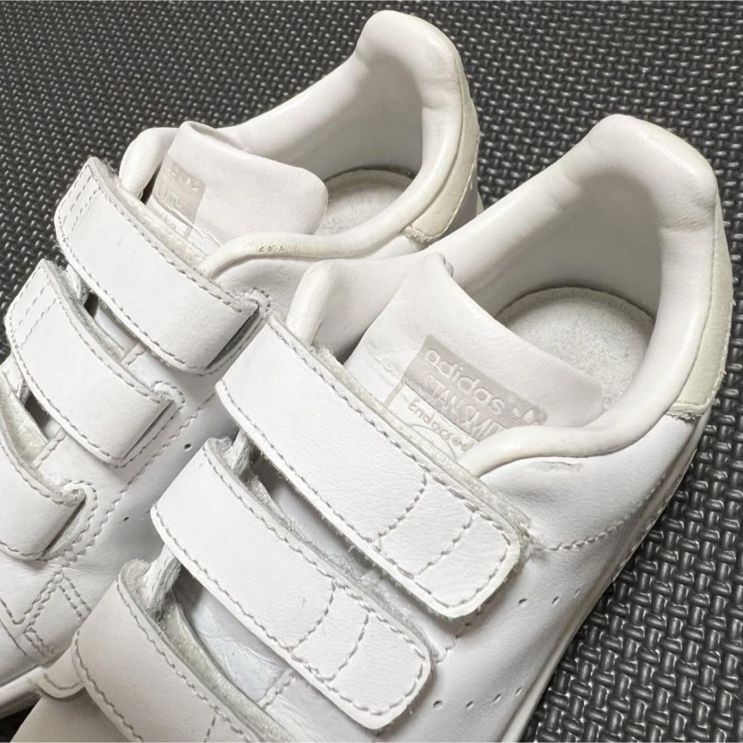 adidas(アディダス)のアディダス スタンスミス グレージュ 17cm メゾンドリーファー　梨花 キッズ/ベビー/マタニティのキッズ靴/シューズ(15cm~)(スニーカー)の商品写真