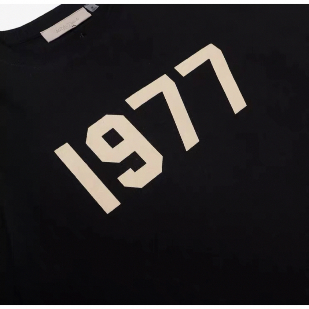 Essential(エッセンシャル)のFear Of God Essentials 1977 メンズのトップス(Tシャツ/カットソー(半袖/袖なし))の商品写真