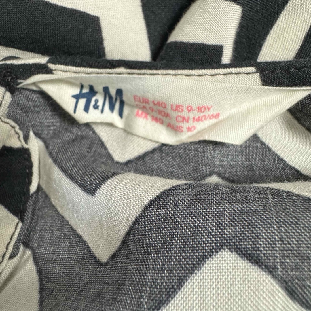 H&M(エイチアンドエム)の● H&M ガールズ ワンピース 140 USED ● ブラック & ホワイト キッズ/ベビー/マタニティのキッズ服女の子用(90cm~)(ワンピース)の商品写真