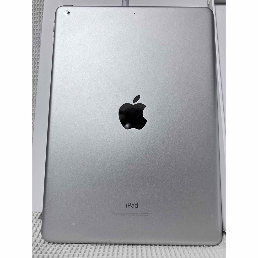 Apple(アップル)のiPad 第5世代 WiFi 32GB シルバー 82.2% スマホ/家電/カメラのPC/タブレット(タブレット)の商品写真