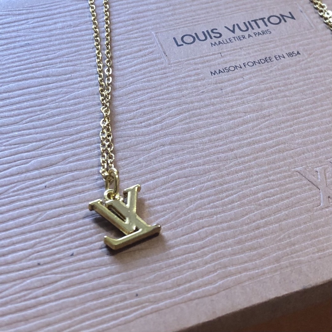 LOUIS VUITTON(ルイヴィトン)のLOUIS VUITTON ルイヴィトン ロゴ ネックレス レディースのアクセサリー(ネックレス)の商品写真