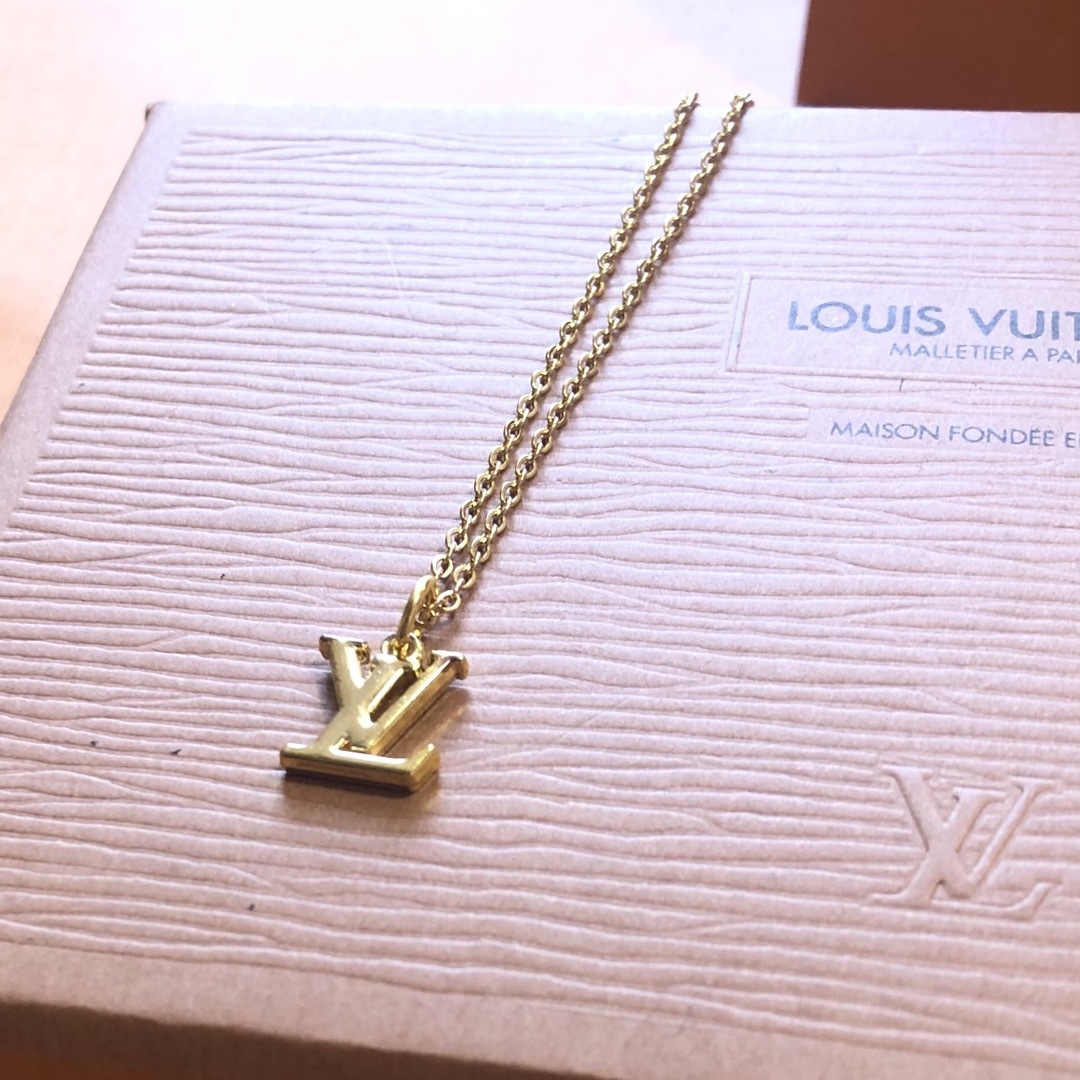 LOUIS VUITTON(ルイヴィトン)のLOUIS VUITTON ルイヴィトン ロゴ ネックレス レディースのアクセサリー(ネックレス)の商品写真