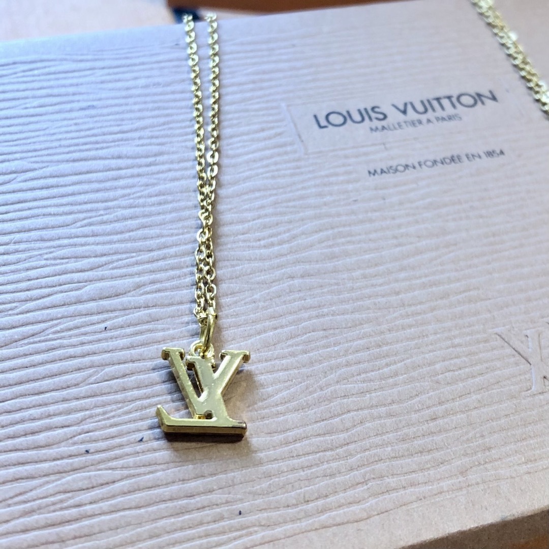 LOUIS VUITTON(ルイヴィトン)のLOUIS VUITTON ルイヴィトン ロゴ ネックレス レディースのアクセサリー(ネックレス)の商品写真