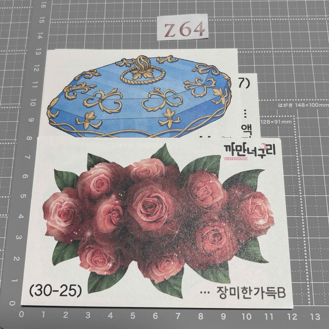 【海外ステッカーZ64】黒いたぬき様　装飾ステッカー　韓国作家　海外作家　薔薇 エンタメ/ホビーのコレクション(印刷物)の商品写真