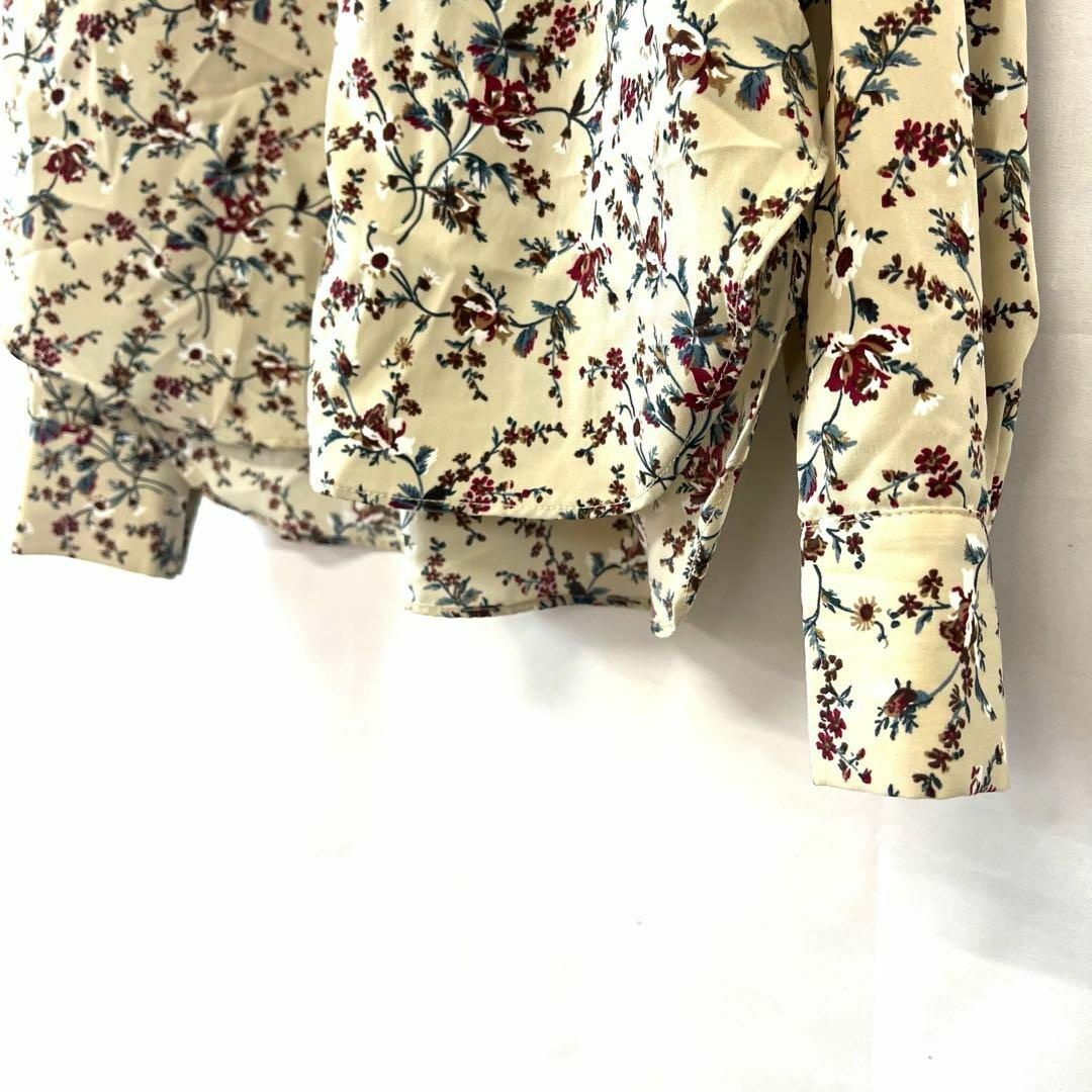 apart by lowrys(アパートバイローリーズ)のアパートバイローリーズ　トップス　シャツ　Free  ベージュ　花柄 レディースのトップス(シャツ/ブラウス(長袖/七分))の商品写真