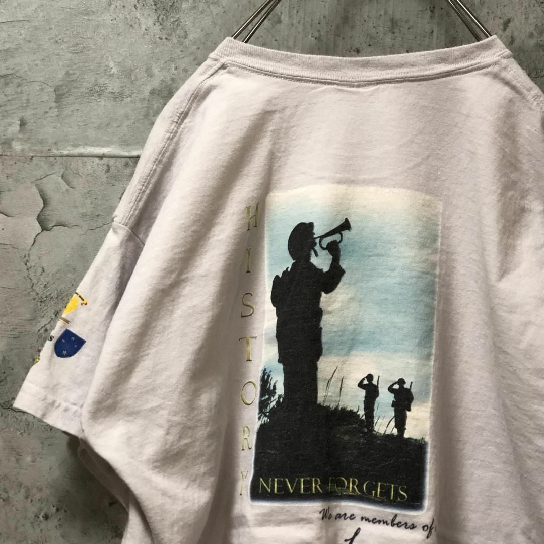 NEVER FORGETS 兵士 USA輸入 バックプリント Tシャツ メンズのトップス(Tシャツ/カットソー(半袖/袖なし))の商品写真