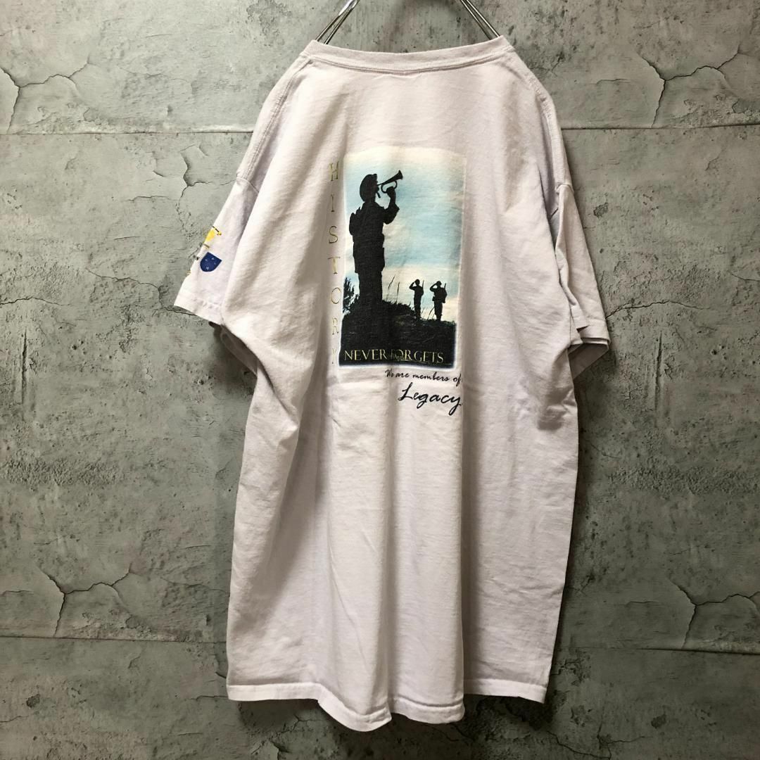 NEVER FORGETS 兵士 USA輸入 バックプリント Tシャツ メンズのトップス(Tシャツ/カットソー(半袖/袖なし))の商品写真