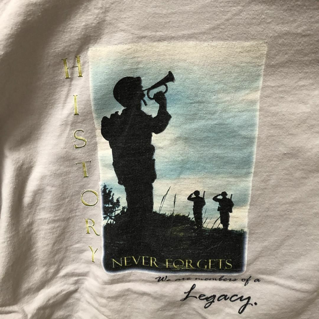 NEVER FORGETS 兵士 USA輸入 バックプリント Tシャツ メンズのトップス(Tシャツ/カットソー(半袖/袖なし))の商品写真