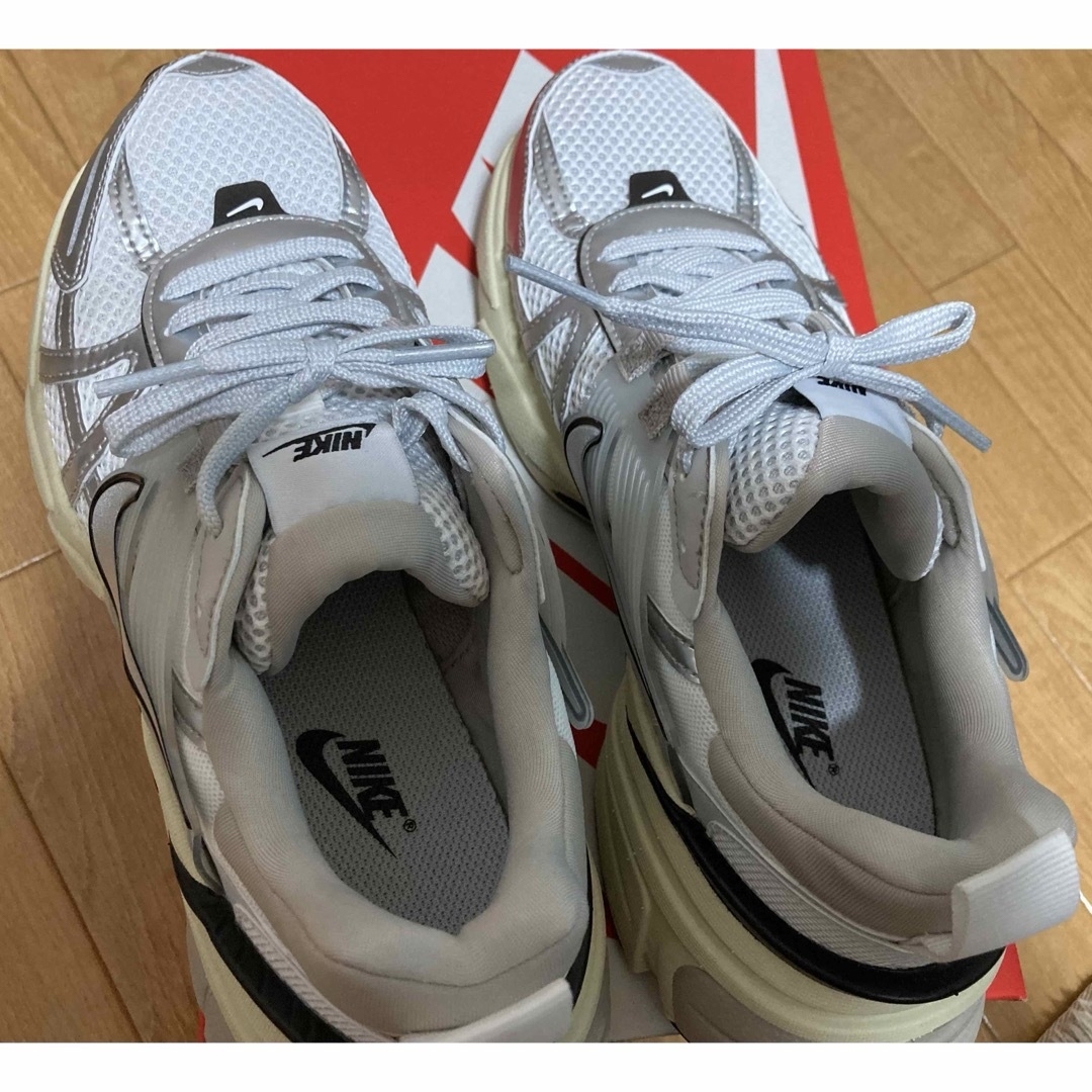 NIKE(ナイキ)の国内正規品 NIKE ナイキ V2K RUN 24cm ホワイト 美品 レディースの靴/シューズ(スニーカー)の商品写真