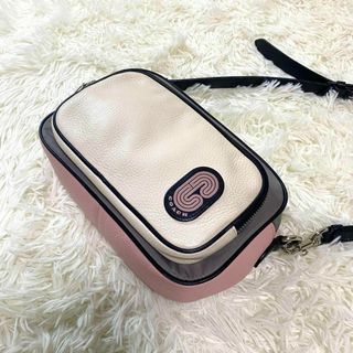 コーチ(COACH)の【美品】　コーチ　カメラバック　ショルダーバック　クロスボディ　ピンク　ホワイト(ショルダーバッグ)