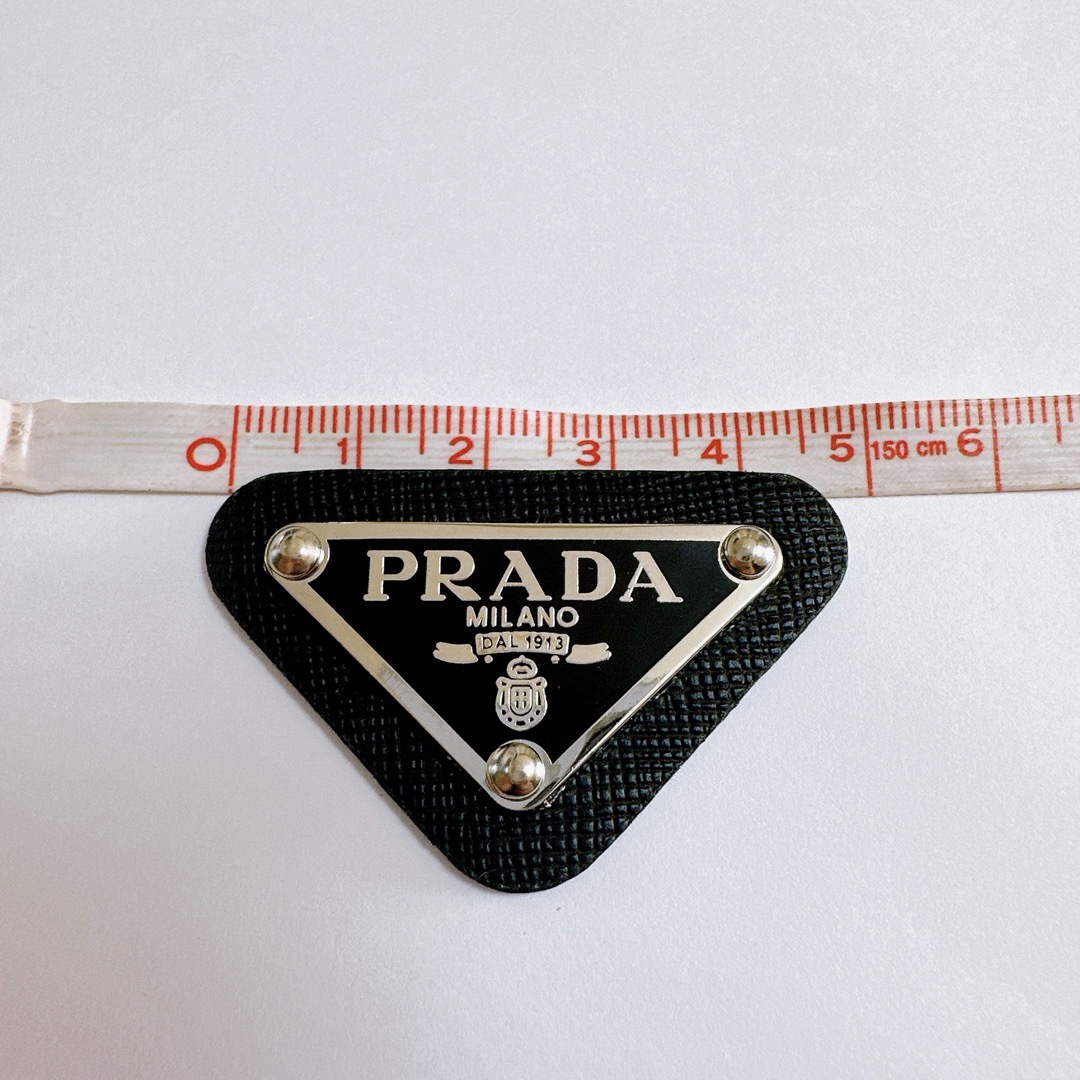 PRADA(プラダ)の【2個】PRADA プラダ　メタル　プレート　ワッペン　ロゴプレート　ロゴパーツ ハンドメイドの素材/材料(各種パーツ)の商品写真
