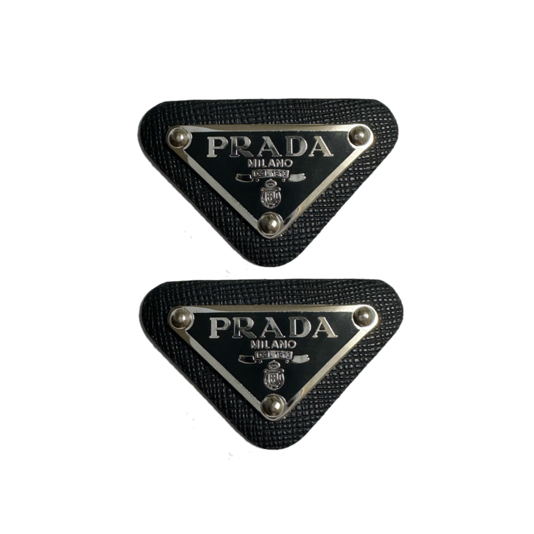 PRADA(プラダ)の【2個】PRADA プラダ　メタル　プレート　ワッペン　ロゴプレート　ロゴパーツ ハンドメイドの素材/材料(各種パーツ)の商品写真