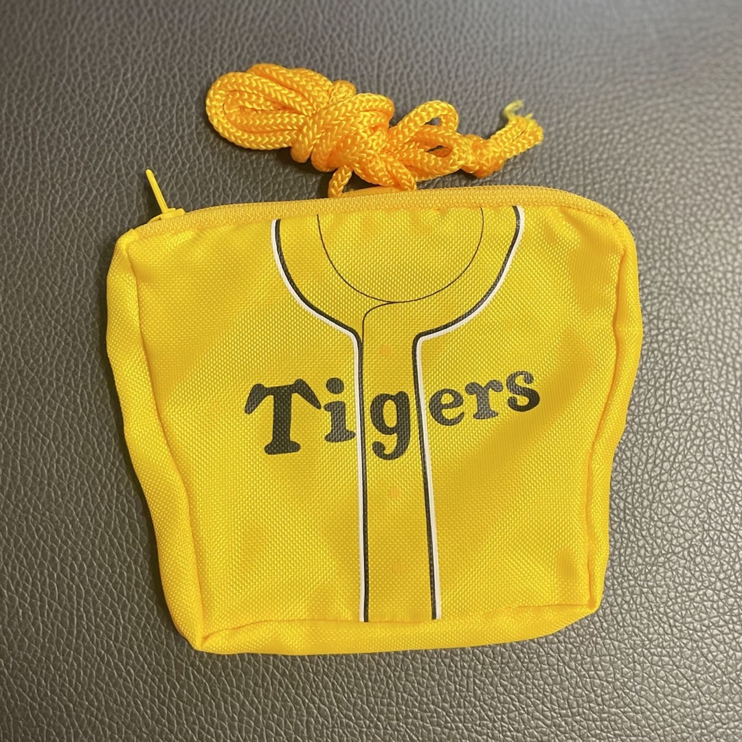 阪神タイガース　ポーチ　小物入れ  スポーツ/アウトドアの野球(記念品/関連グッズ)の商品写真