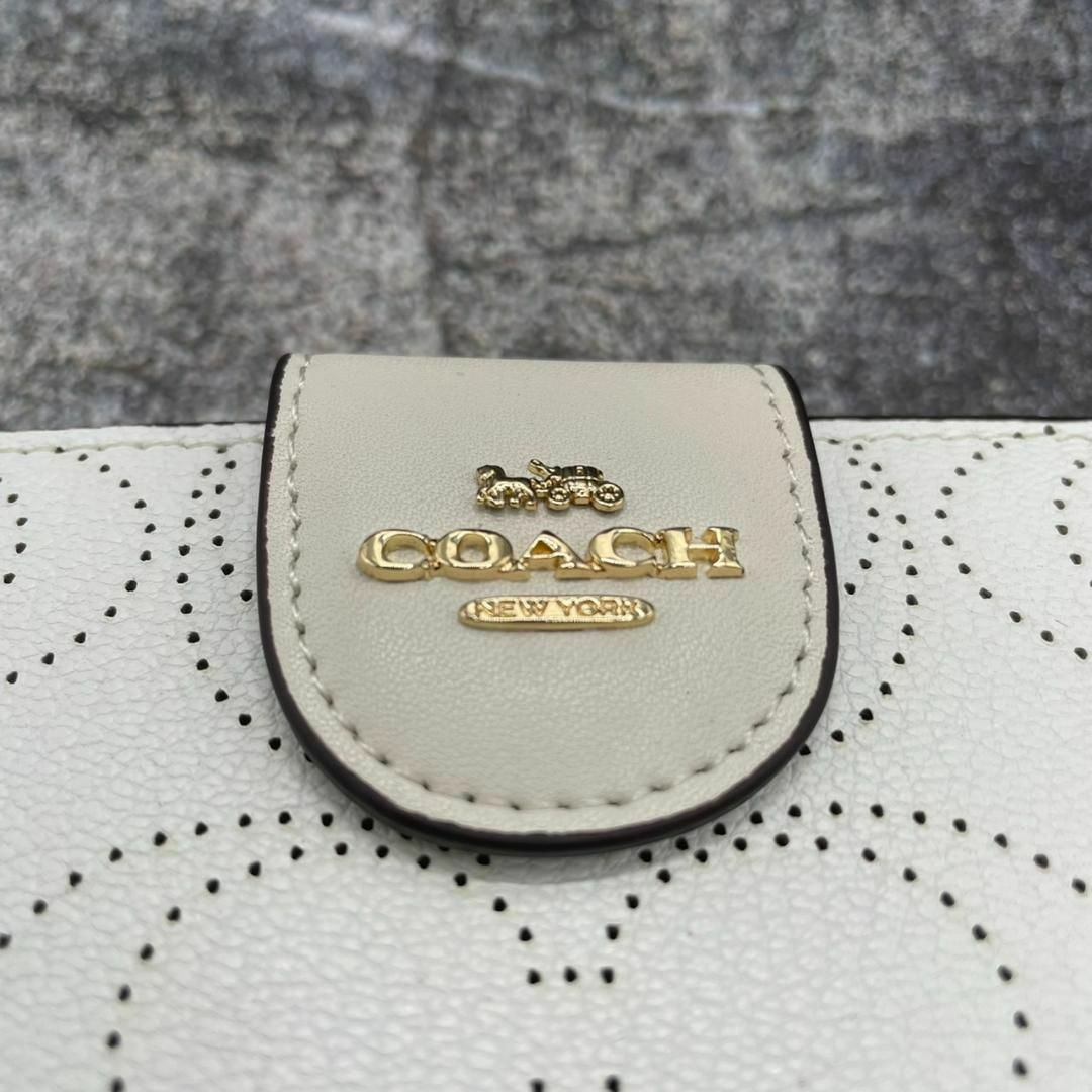 COACH(コーチ)のCOACH✨コーチ 二つ折り財布 レディース Wallet チョーク【匿名配送】 レディースのファッション小物(財布)の商品写真