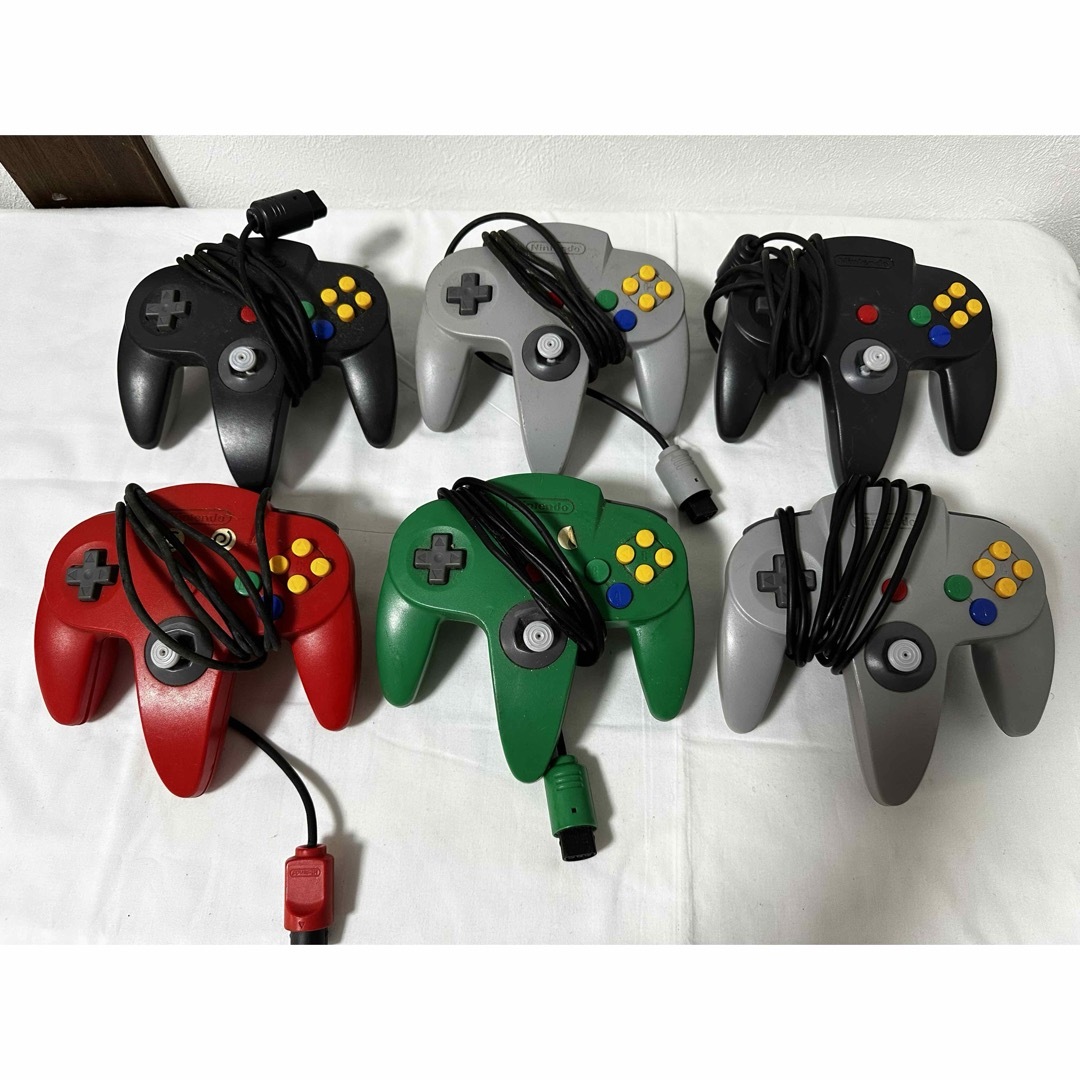 Nintendo 64/ニンテンドー64 コントローラー まとめ売り エンタメ/ホビーのゲームソフト/ゲーム機本体(家庭用ゲームソフト)の商品写真