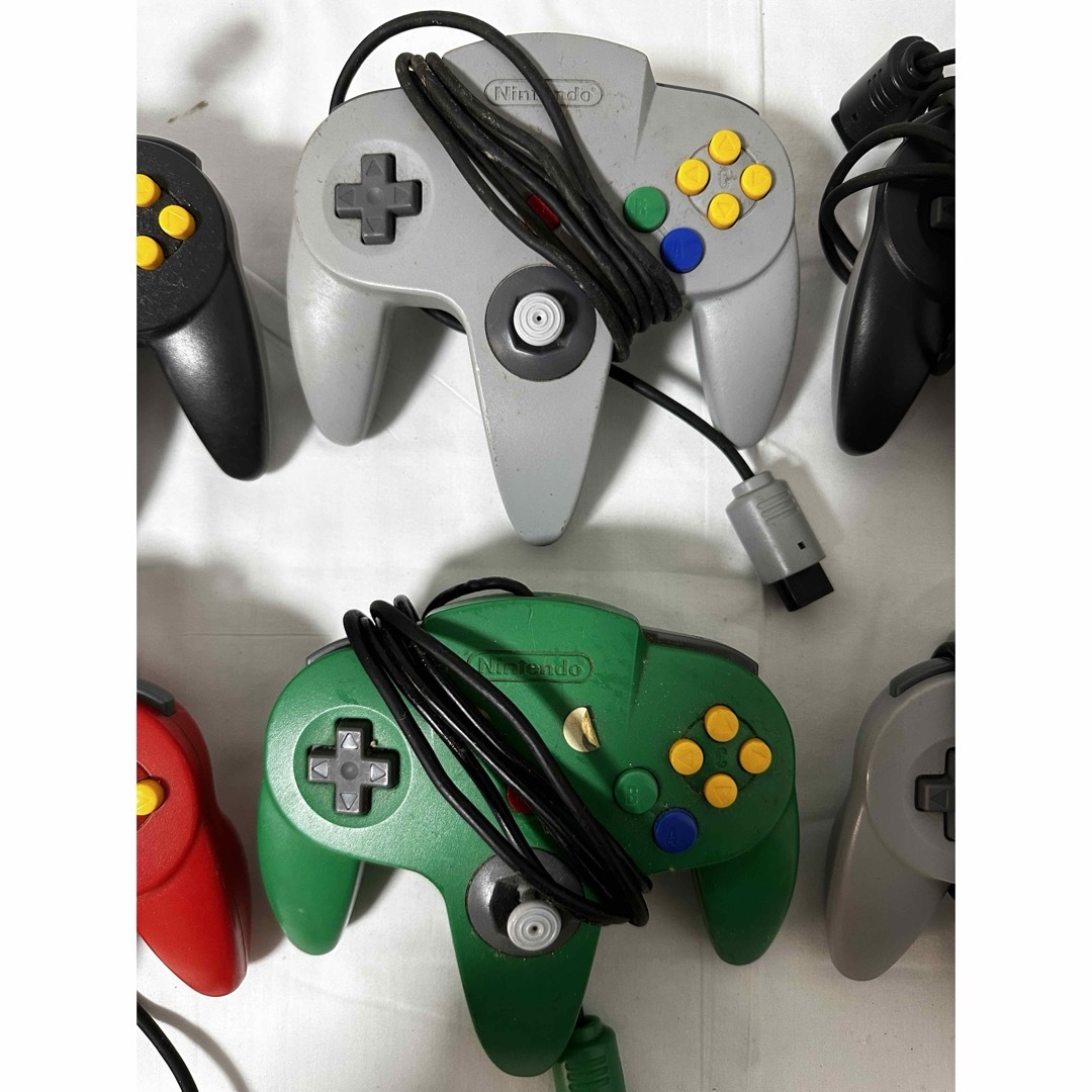 Nintendo 64/ニンテンドー64 コントローラー まとめ売り エンタメ/ホビーのゲームソフト/ゲーム機本体(家庭用ゲームソフト)の商品写真