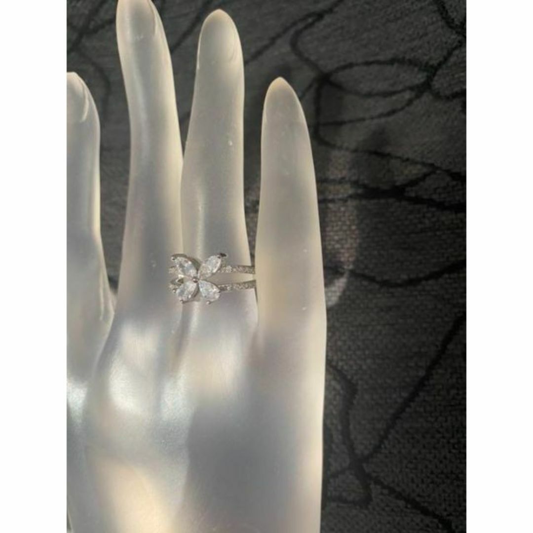 （1210）19号　大人可愛いクリアスワロのフラワーリング　高価爪留め仕様　指輪 レディースのアクセサリー(リング(指輪))の商品写真