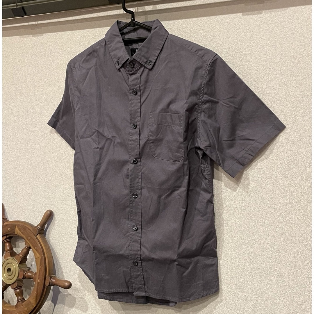 メンズ　半袖　シャツ　Mサイズ　チャコールグレー メンズのトップス(Tシャツ/カットソー(半袖/袖なし))の商品写真