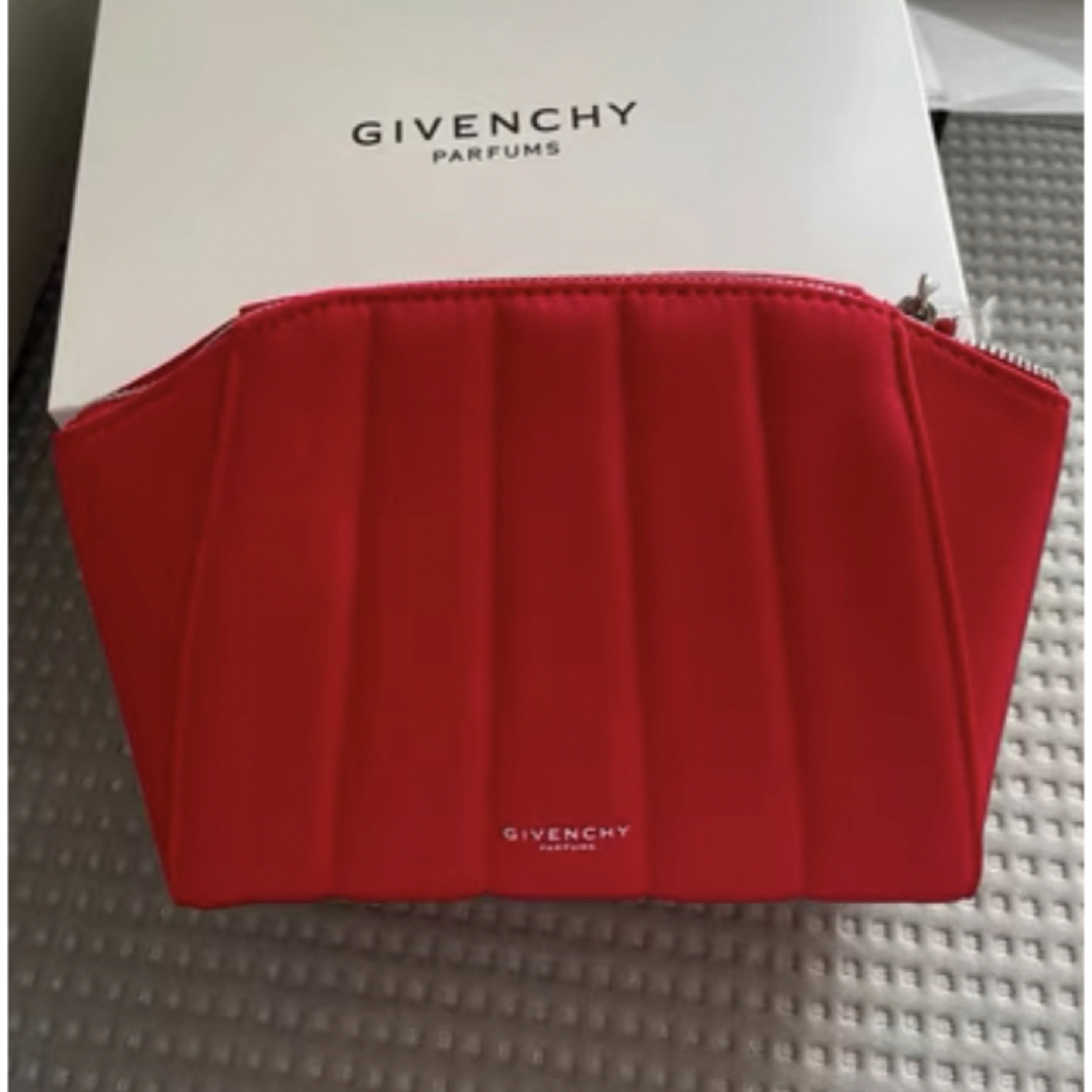 GIVENCHY(ジバンシィ)の新品未使用　ジバンシーノベルティポーチ　レッド  レディースのファッション小物(ポーチ)の商品写真