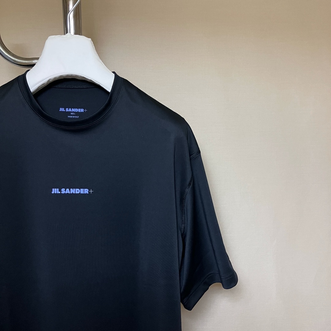 Jil Sander(ジルサンダー)の新品 L JIL SANDER 23ss 胸ロゴTシャツ 黒 5891 メンズのトップス(Tシャツ/カットソー(半袖/袖なし))の商品写真