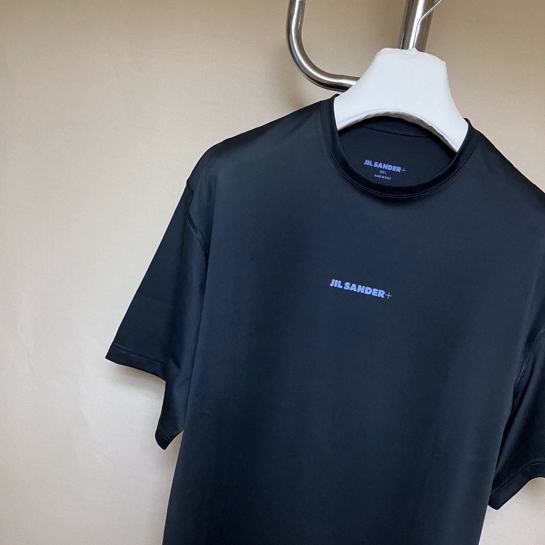 Jil Sander(ジルサンダー)の新品 L JIL SANDER 23ss 胸ロゴTシャツ 黒 5891 メンズのトップス(Tシャツ/カットソー(半袖/袖なし))の商品写真