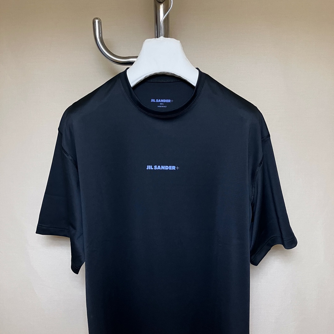 Jil Sander(ジルサンダー)の新品 L JIL SANDER 23ss 胸ロゴTシャツ 黒 5891 メンズのトップス(Tシャツ/カットソー(半袖/袖なし))の商品写真