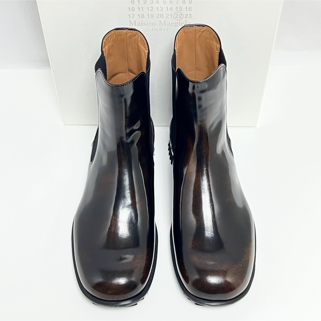 Maison Martin Margiela(マルタンマルジェラ)の40 新品 メゾンマルジェラ サイドゴア アンクル ロゴ ブーツ ブラウン メンズの靴/シューズ(ブーツ)の商品写真