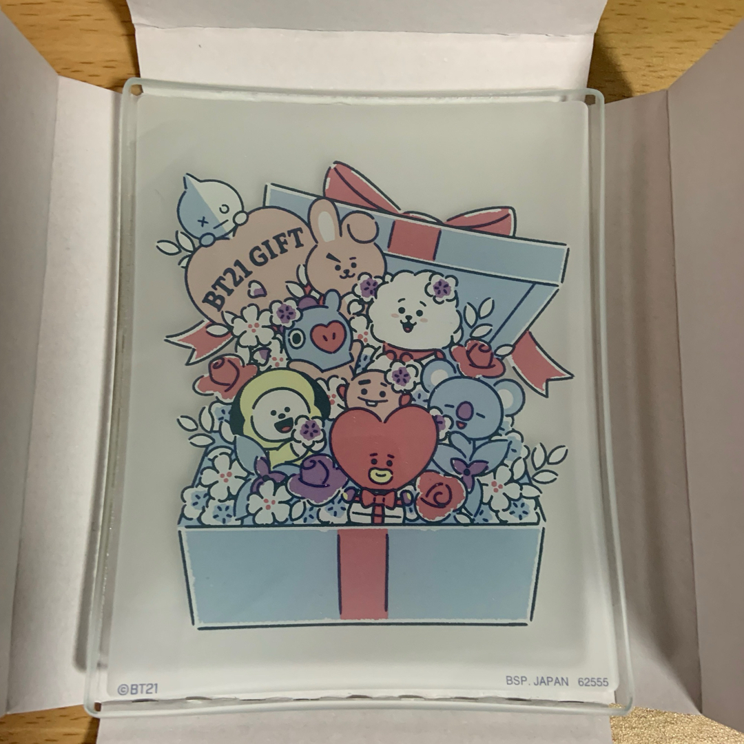 BT21(ビーティーイシビル)のBT21 一番くじ GIFT ガラスプレート エンタメ/ホビーのおもちゃ/ぬいぐるみ(キャラクターグッズ)の商品写真