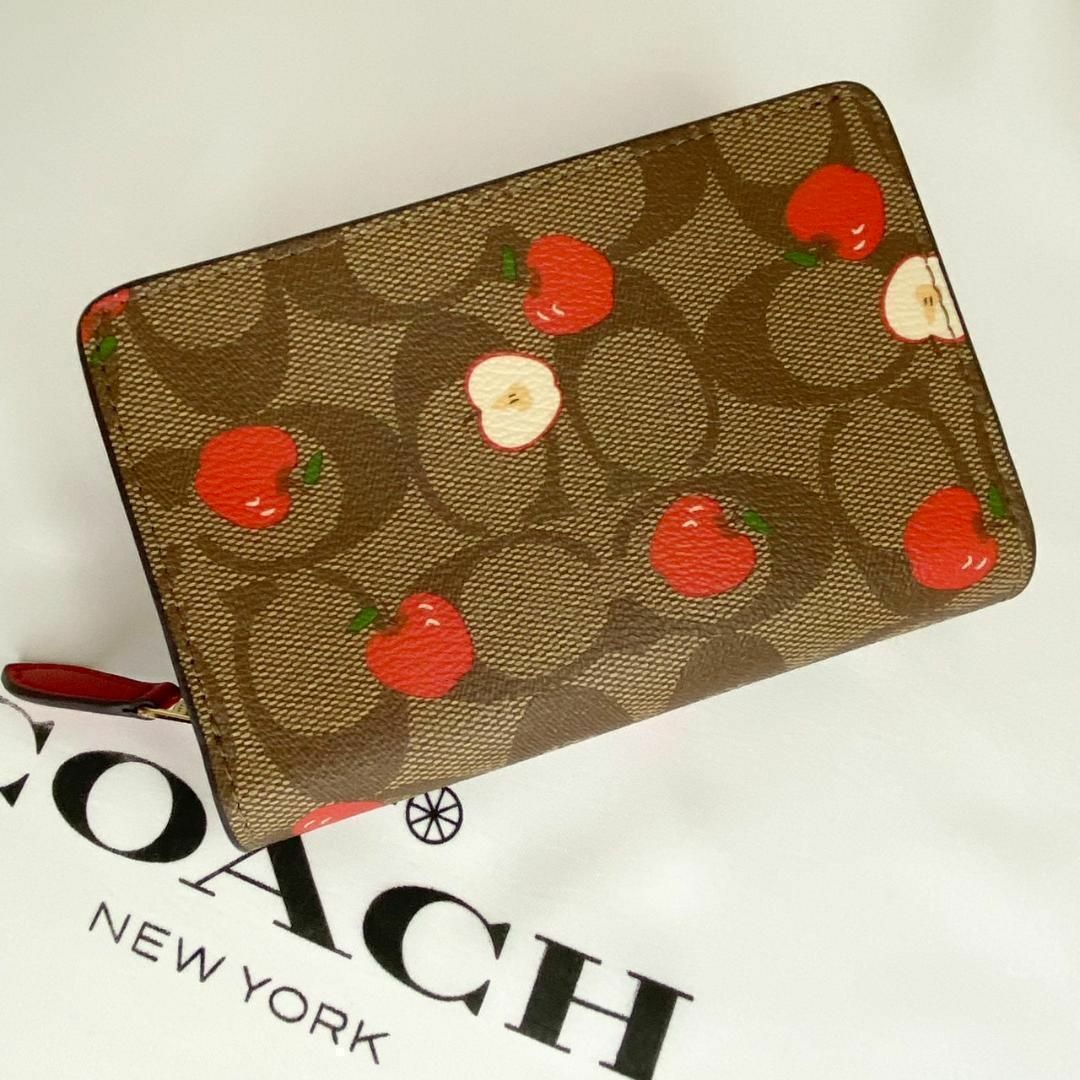 COACH(コーチ)の✨【春コーデ】COACH シグネチャー アップルプリント 二つ折り財布 レディースのファッション小物(財布)の商品写真