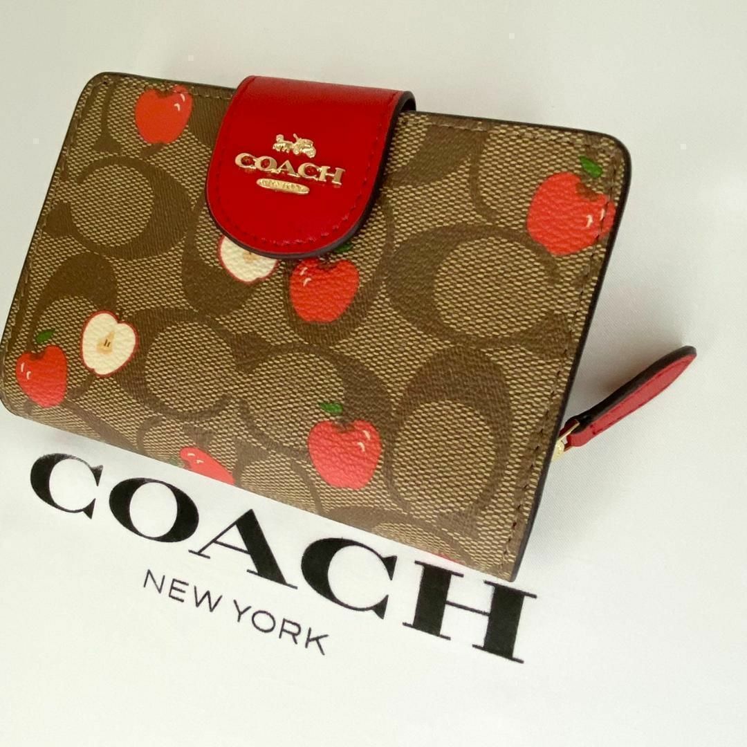 COACH(コーチ)の✨【新品未使用】COACH シグネチャー アップルプリント 二つ折り財布 レディースのファッション小物(財布)の商品写真