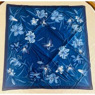 【新品未使用】藍染めスカーフ　花柄 風呂敷　壁かけ