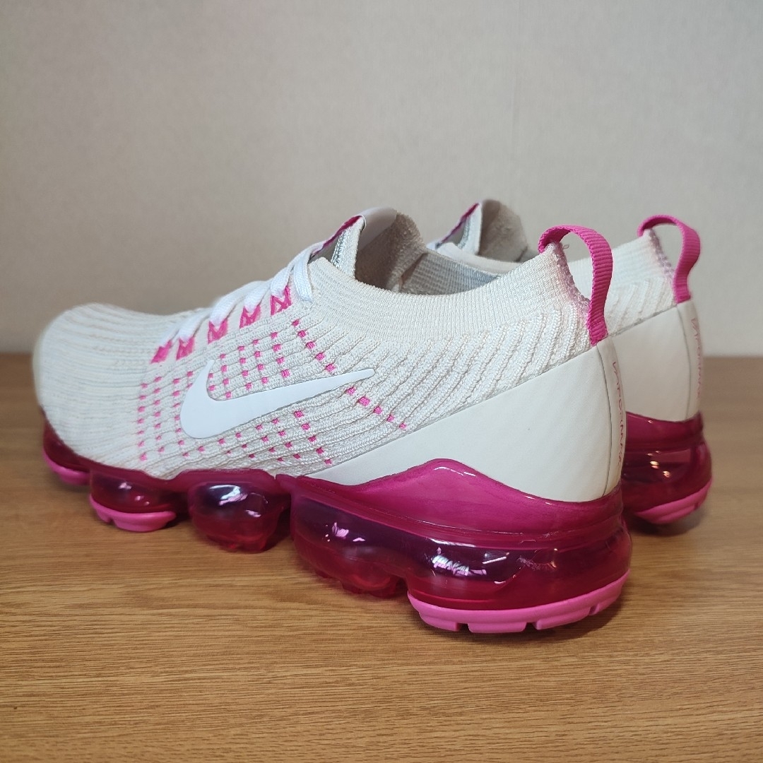 NIKE(ナイキ)の極美品 NIKE WMNS AIR VAPORMAX 3.0 25cm レディースの靴/シューズ(スニーカー)の商品写真