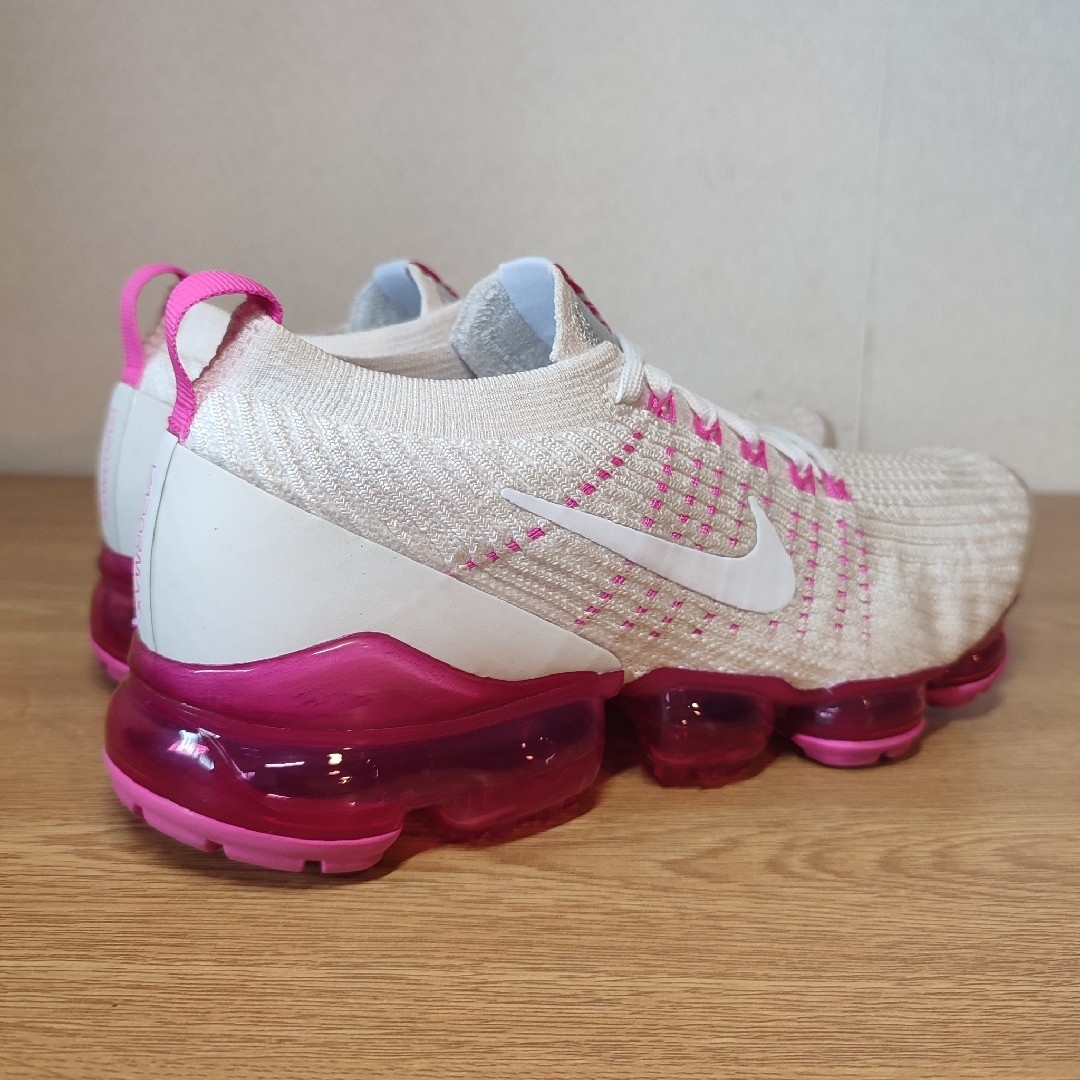 NIKE(ナイキ)の極美品 NIKE WMNS AIR VAPORMAX 3.0 25cm レディースの靴/シューズ(スニーカー)の商品写真