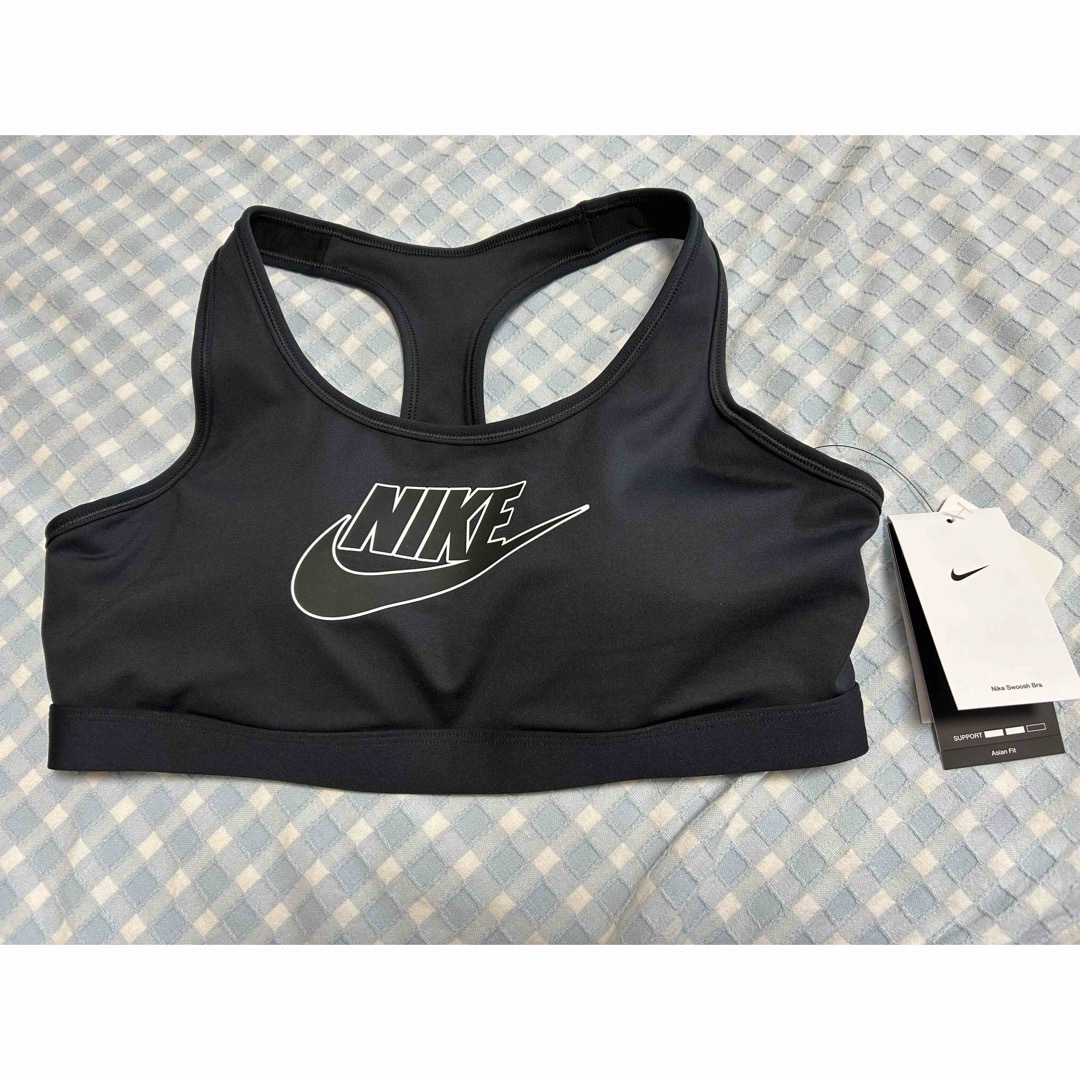 NIKE(ナイキ)の新品ナイキ（NIKE）スウッシュ MED スポーツブラ フューチュラ  X L スポーツ/アウトドアのトレーニング/エクササイズ(ヨガ)の商品写真