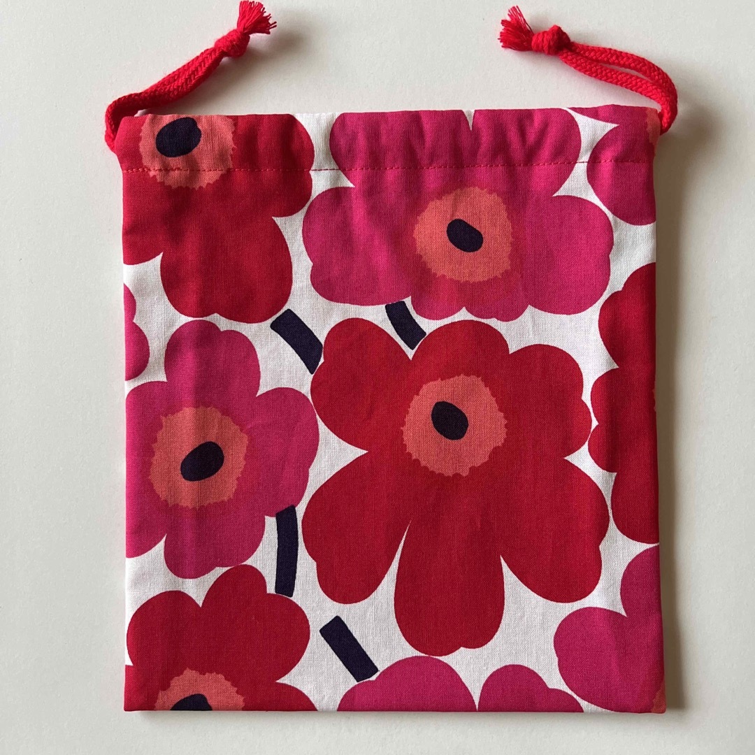 marimekko(マリメッコ)のマリメッコ ミニウニッコ 巾着　新品　未使用　赤系 レディースのファッション小物(ポーチ)の商品写真