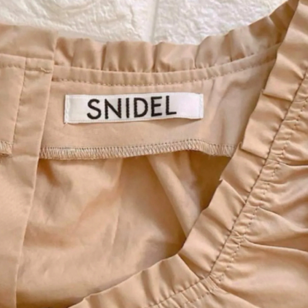 SNIDEL(スナイデル)のSNIDEL コットンボリュームパフブラウス ベージュ レディースのトップス(シャツ/ブラウス(半袖/袖なし))の商品写真