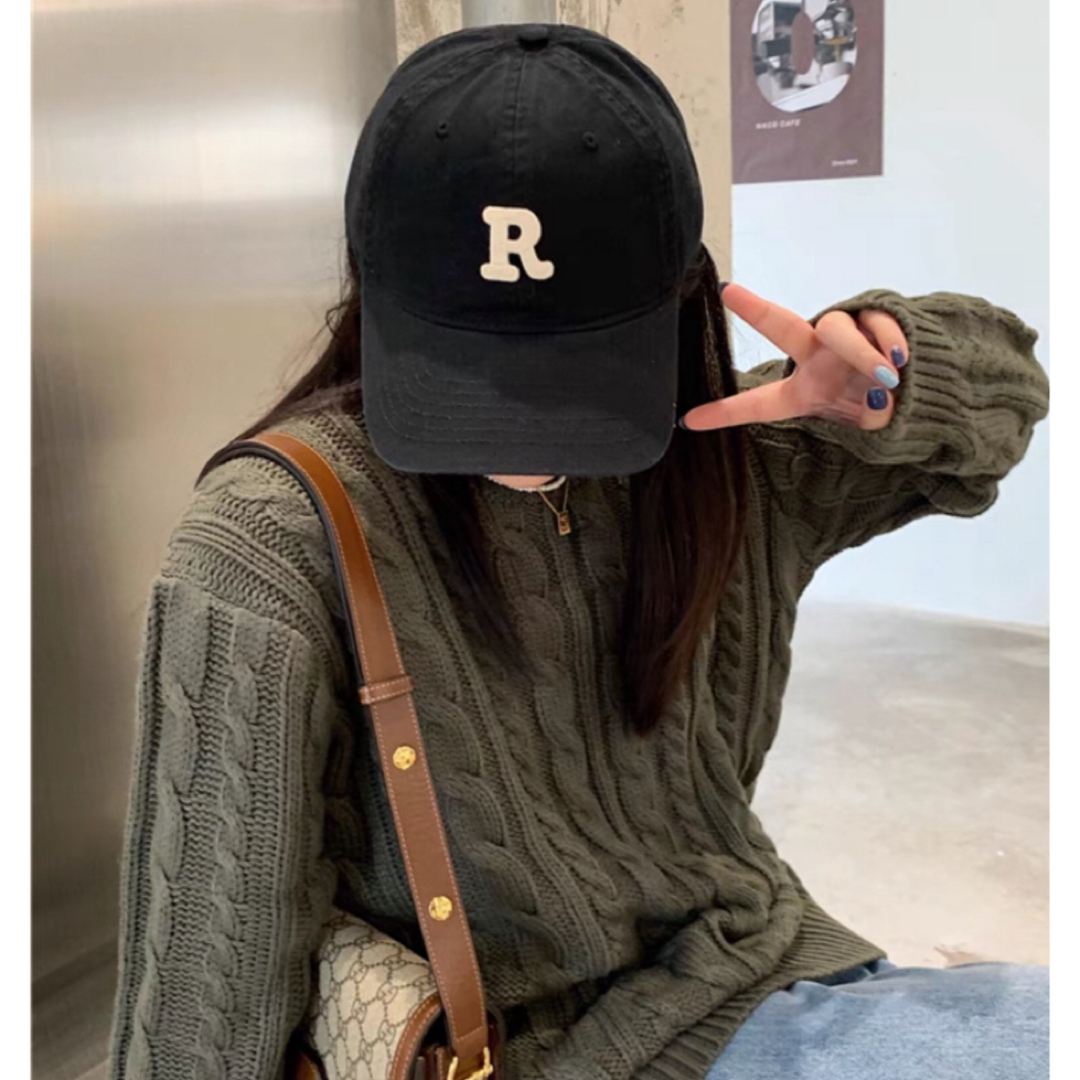 ロゴキャップ R キャップ ブラック 帽子 韓国 小顔効果 UV防止 レディースの帽子(キャップ)の商品写真
