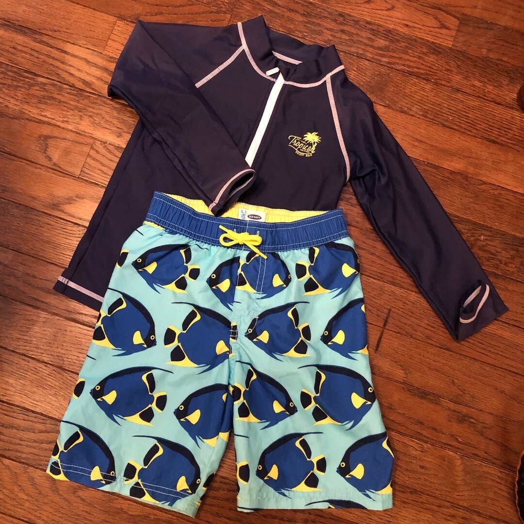 Old Navy(オールドネイビー)の男の子　120 OLD NAVYのパンツとべべのラッシュガードセット キッズ/ベビー/マタニティのキッズ服男の子用(90cm~)(水着)の商品写真