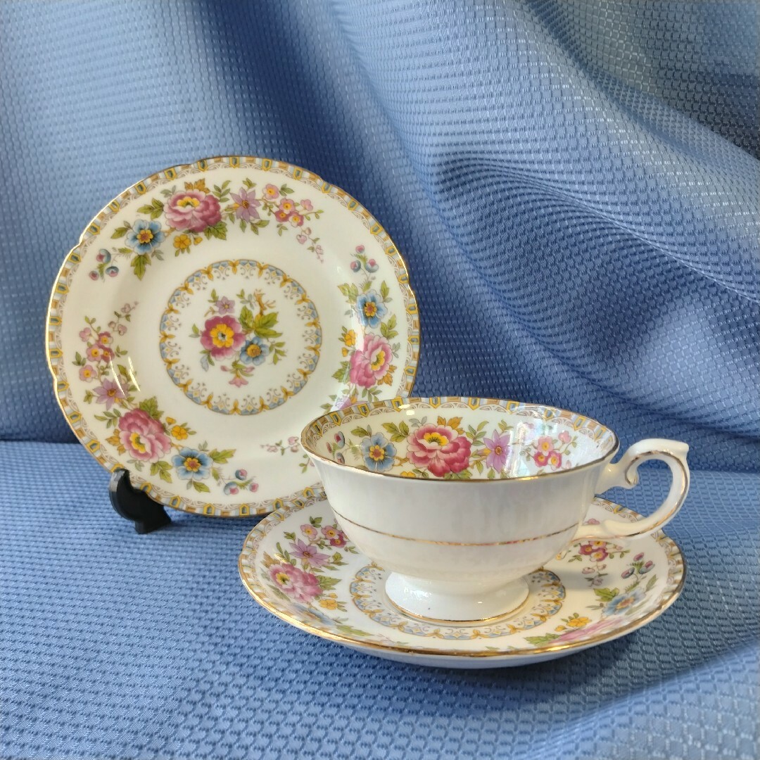 ROYAL ALBERT(ロイヤルアルバート)の英国製 GRAFTON CHINA グラフトン MALVERN ティートリオ インテリア/住まい/日用品のキッチン/食器(食器)の商品写真